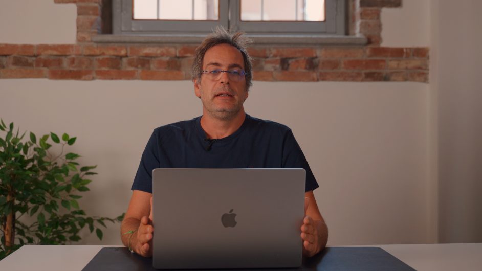 Michele Valentino che spiega a camera, seduto davanti al laptop