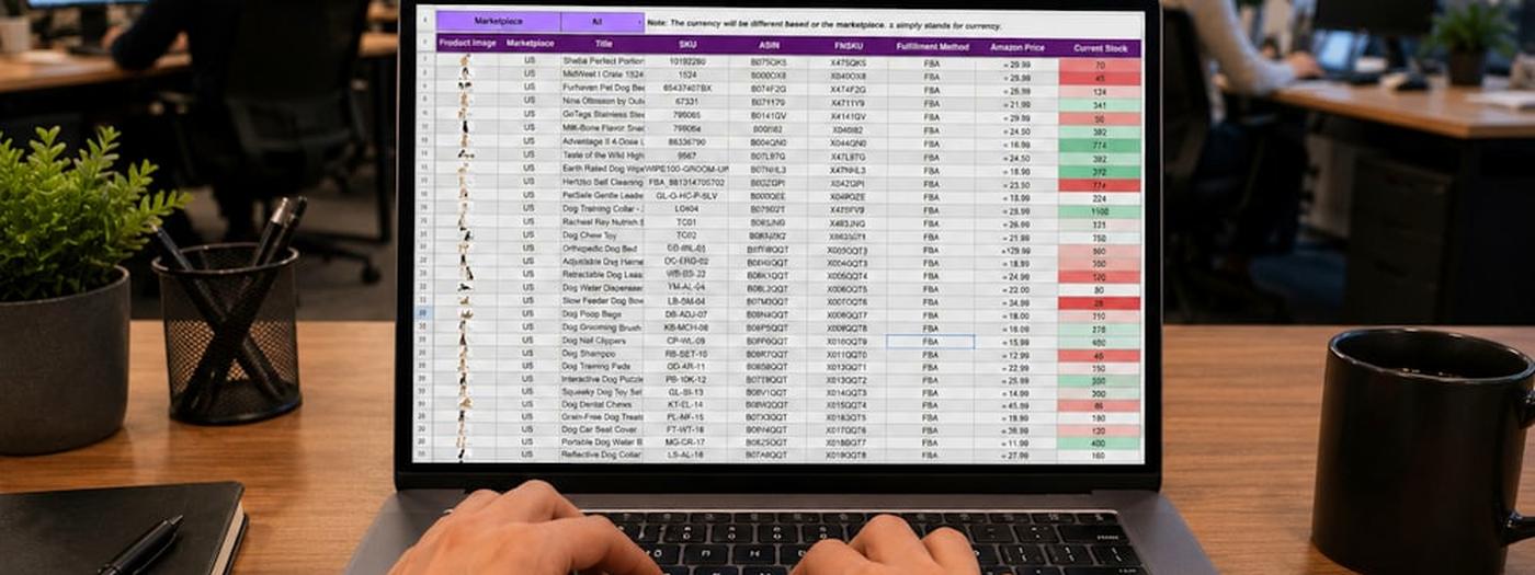 Mani che digitano su un laptop con una tabella di dati, celle in rosso e verde